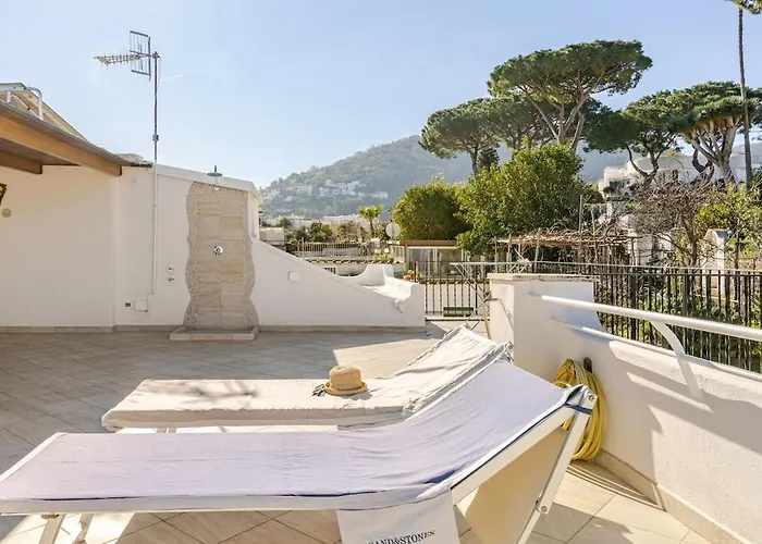 Mansarda Con Terrazza Davanti Castello Aragonese 이스키아
