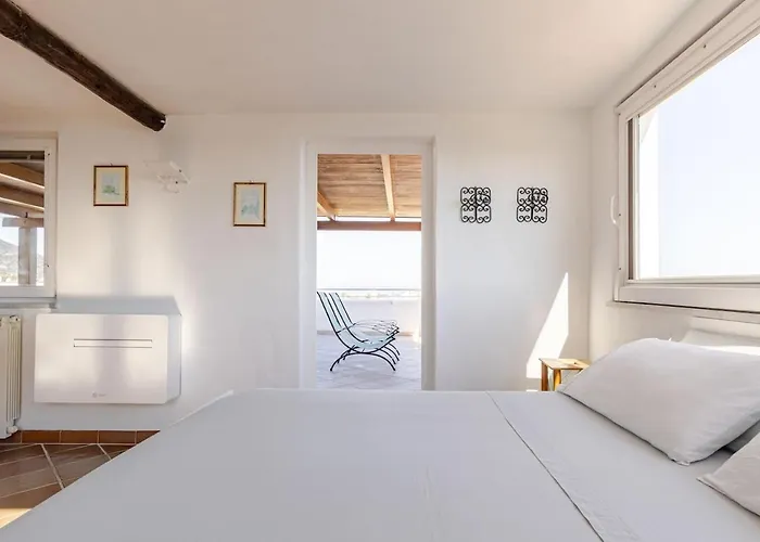 아파트 Mansarda Con Terrazza Davanti Castello Aragonese *