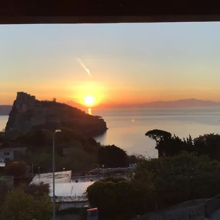 Appartamento Mansarda Con Terrazza Davanti Castello Aragonese Ischia