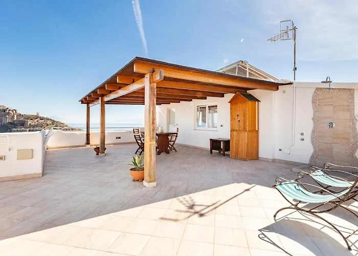 Mansarda Con Terrazza Davanti Castello Aragonese Διαμέρισμα *